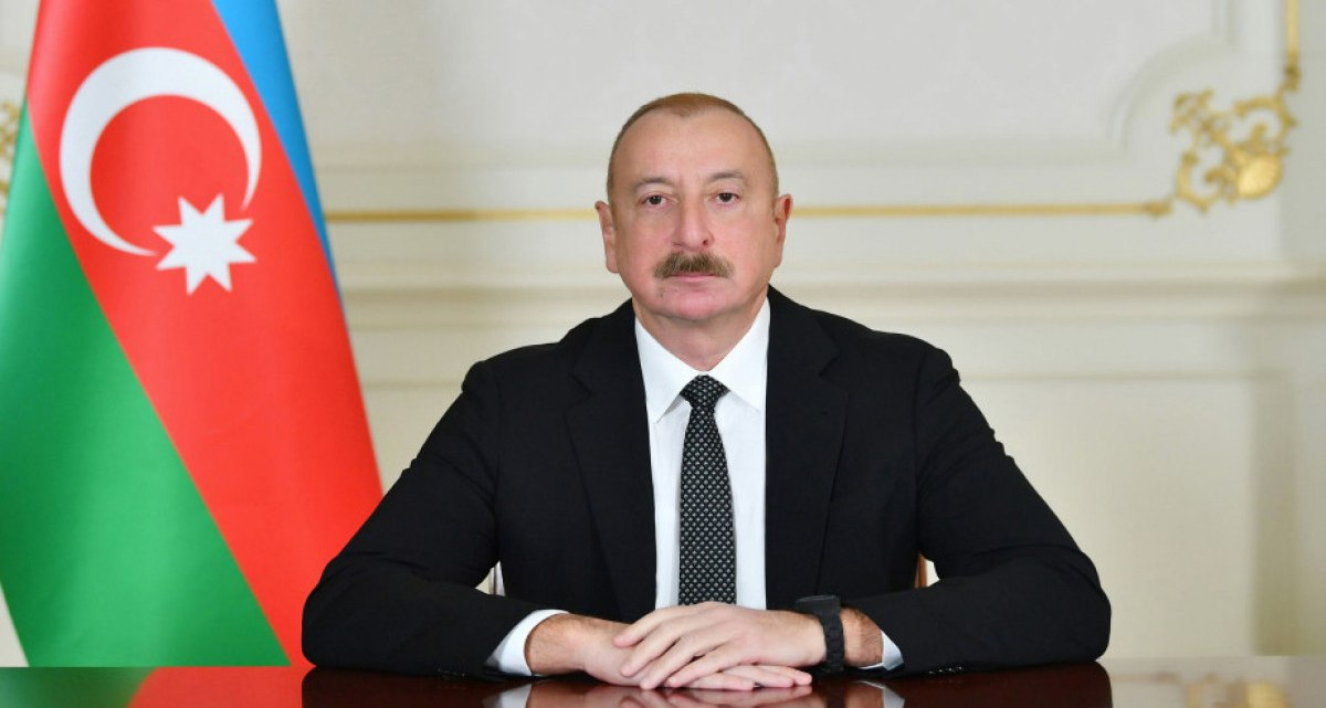 Azərbaycan Prezidenti Daşkənddə Ümummilli Liderin barelyefi önünə gül dəstləri qoyub