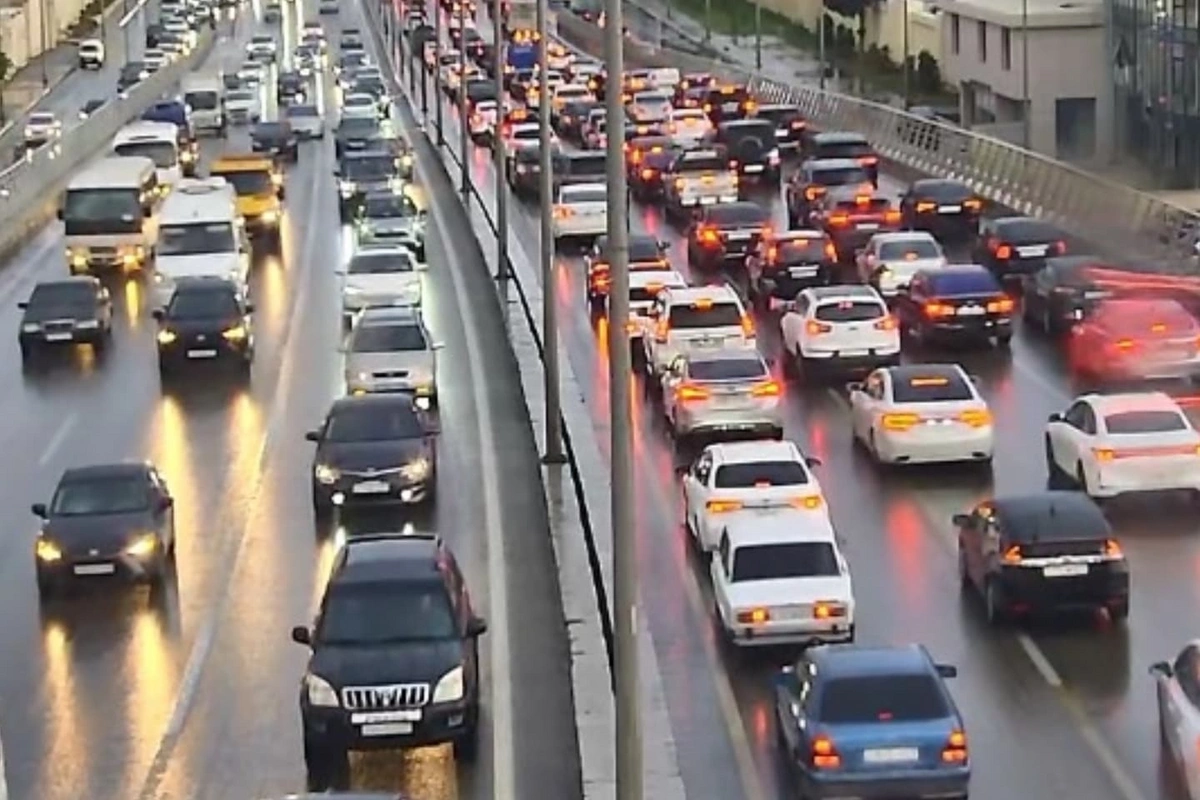 Bakıda 21 istiqamətdə tıxac var