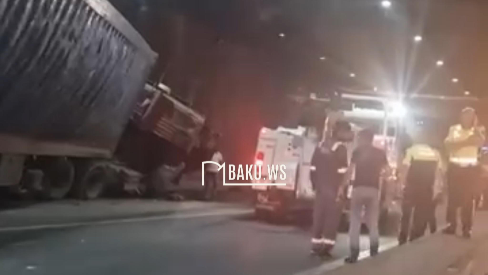 Bakıda tuneldə qəza: TIR-la "Prius" toqquşub - VİDEO