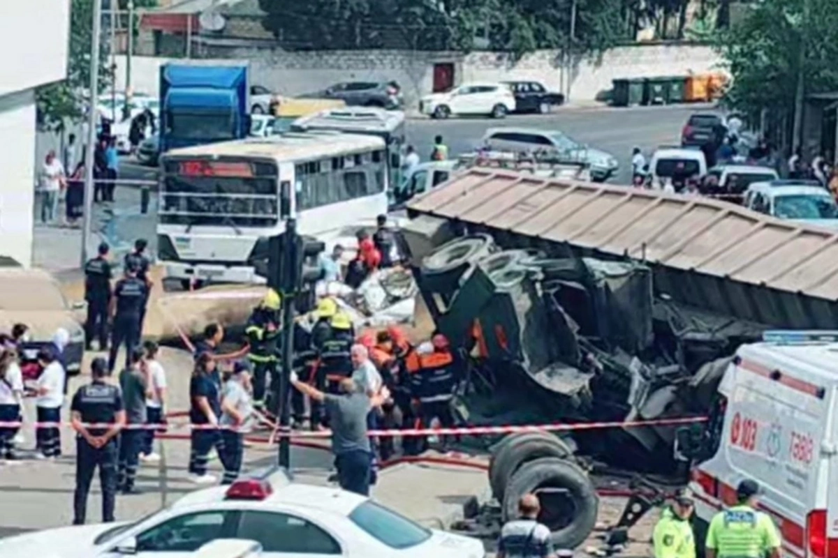 Bakıda yük maşını körpüdən aşaraq avtomobillərin üzərinə düşüb, ölən və xəsarət alanlar var