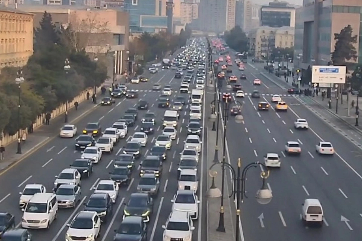 Bakının bir sıra yollarında nəqliyyatın sıxğlığı yaranıb