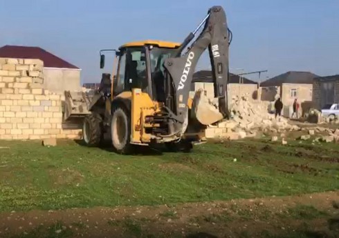 Binədə qanunsuz tikililər sökülüb