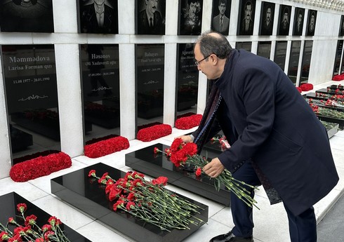 Cahit Bağcı Şəhidlər xiyabanını ziyarət edib