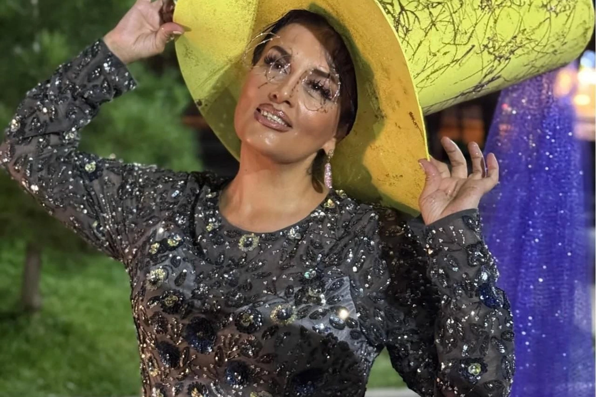 Elza Seyidcahanın şlyapası gündəm oldu