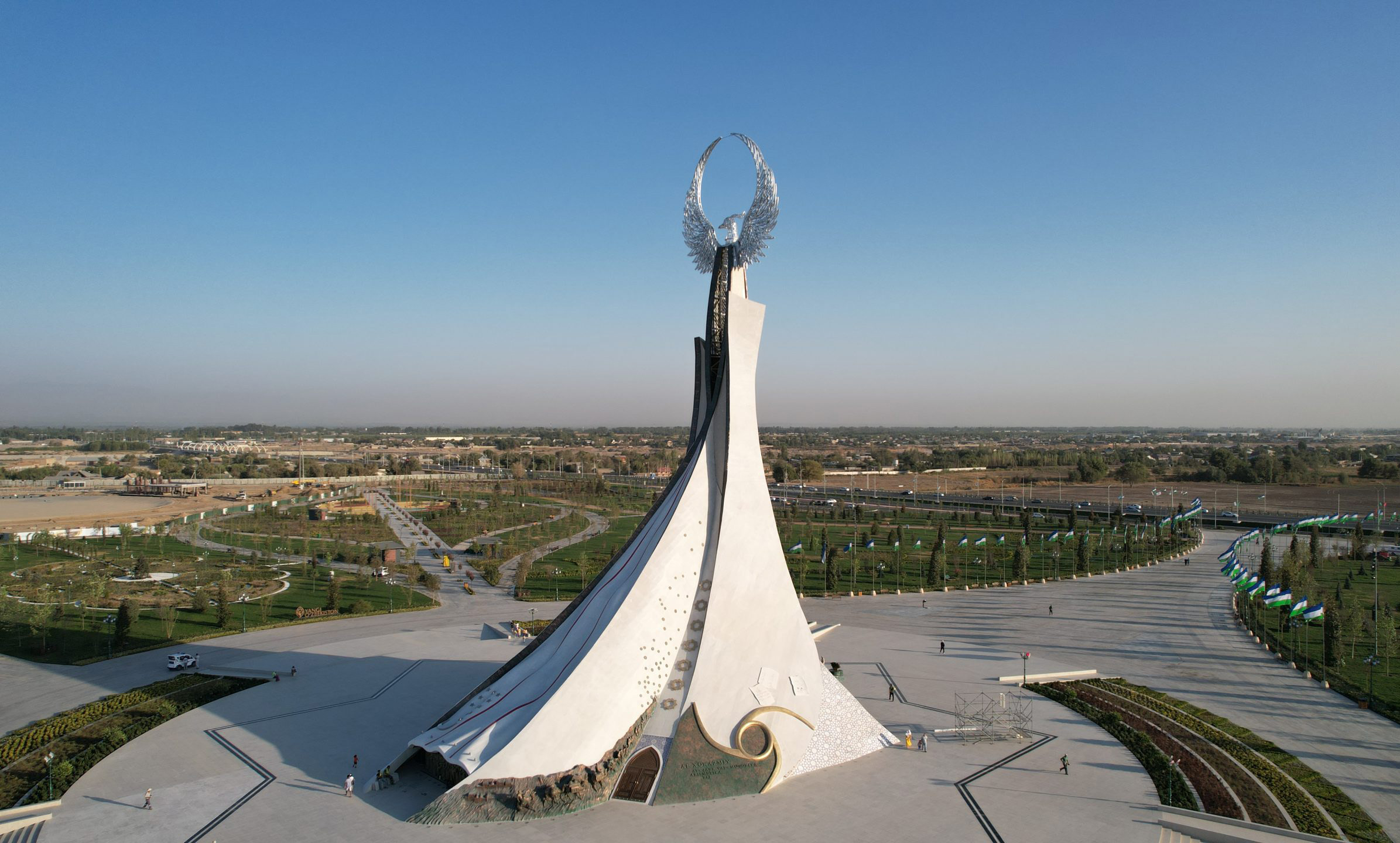 İlham Əliyev, Mehriban Əliyeva və Leyla Əliyeva Daşkənddə Müstəqillik abidəsini ziyarət ediblər - YENİLƏNİB