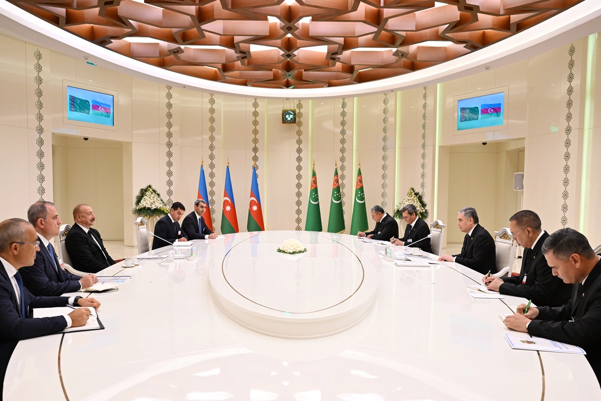 İlham Əliyevin Qurbanqulu Berdiməhəmmədov ilə geniş tərkibdə görüşü olub