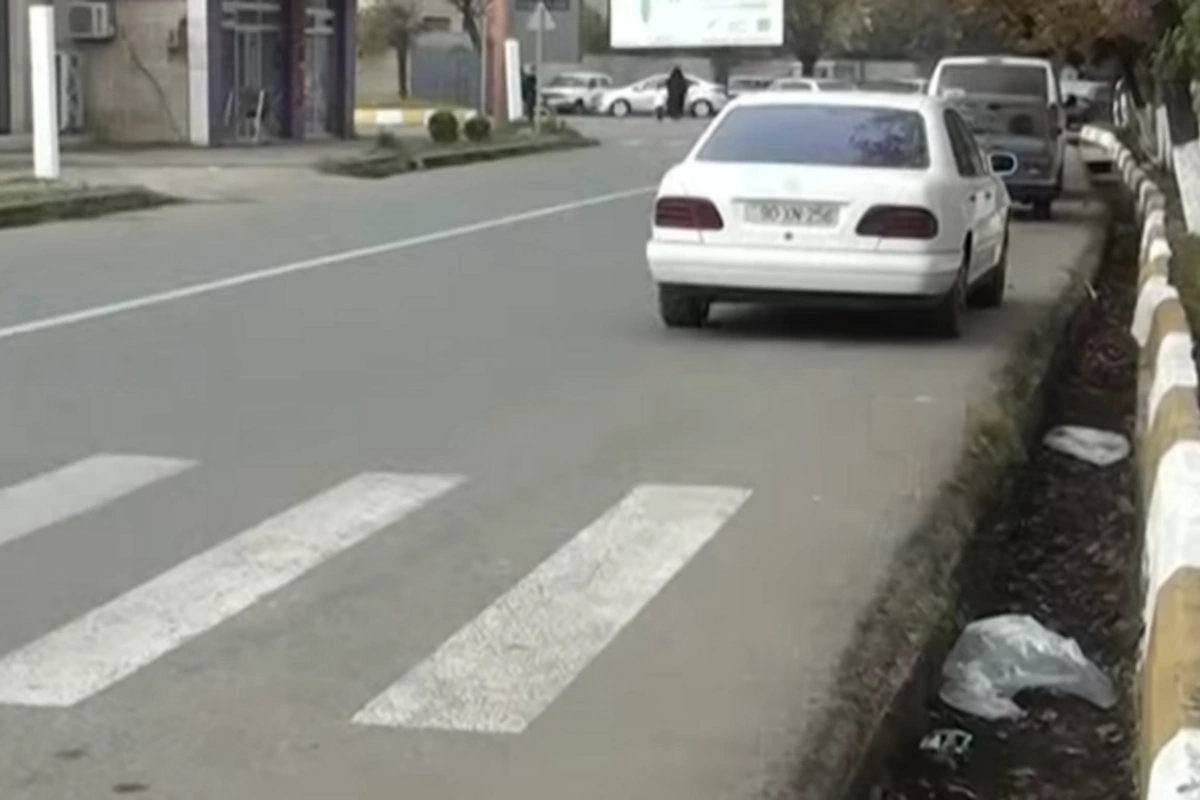 Lənkəranda yol PROBLEMİ: Piyadalar üçün təhlükəli vəziyyət yaranıb