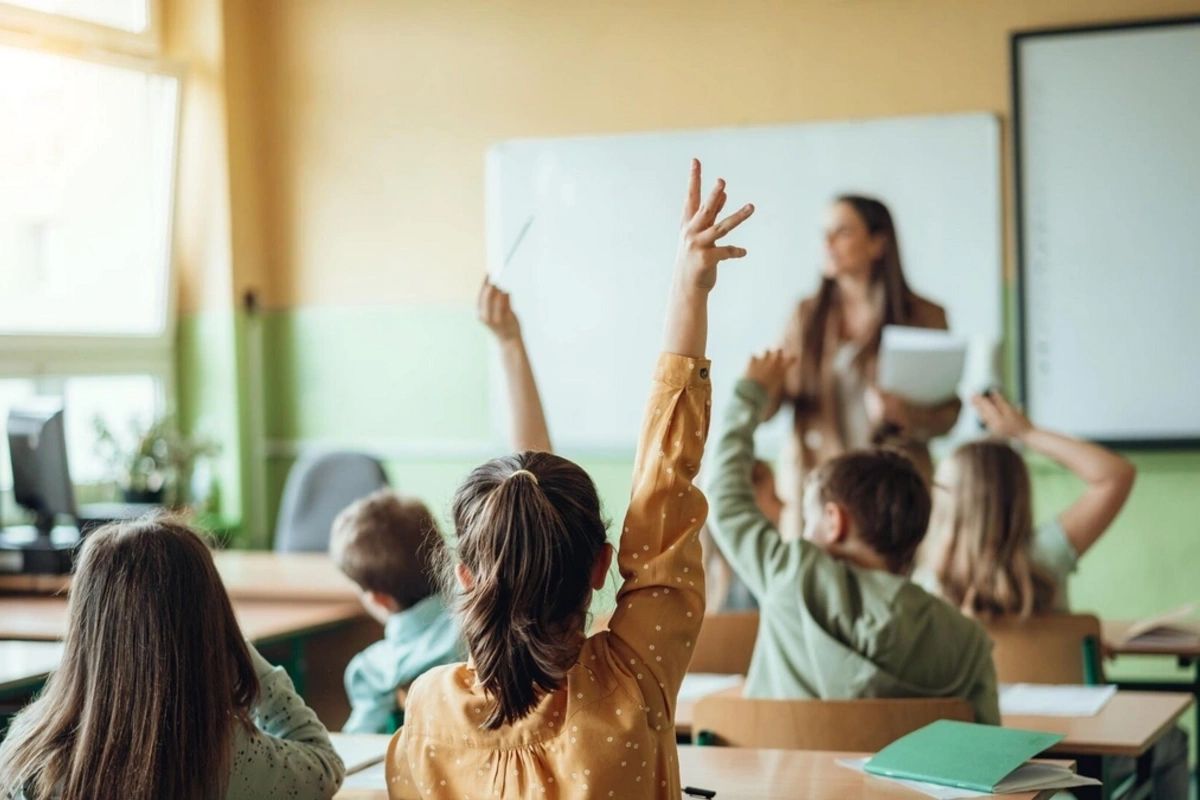 Müəllimlərlə bağlı təklif olunan modelin həm üstünlükləri, həm də çətinlikləri var