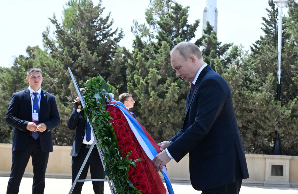 Rusiya Prezidenti Bakıda şəhidlərin xatirəsini anıb