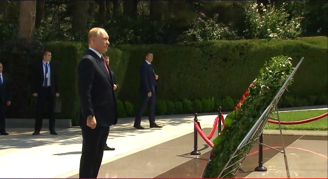 Rusiya Prezidenti Fəxri xiyabanda Heydər Əliyevin məzarını ziyarət edib - VİDEO